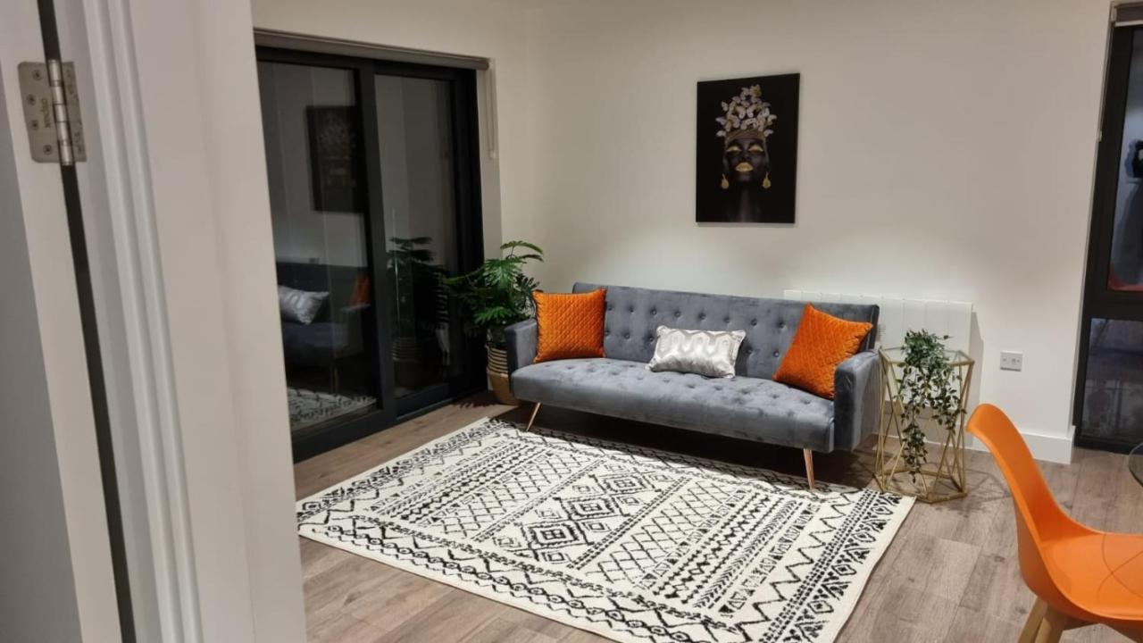 Spacious Balcony View Apt Near Nec Bhx Free Parking Sleeps 4 Hockley Heath Luaran gambar